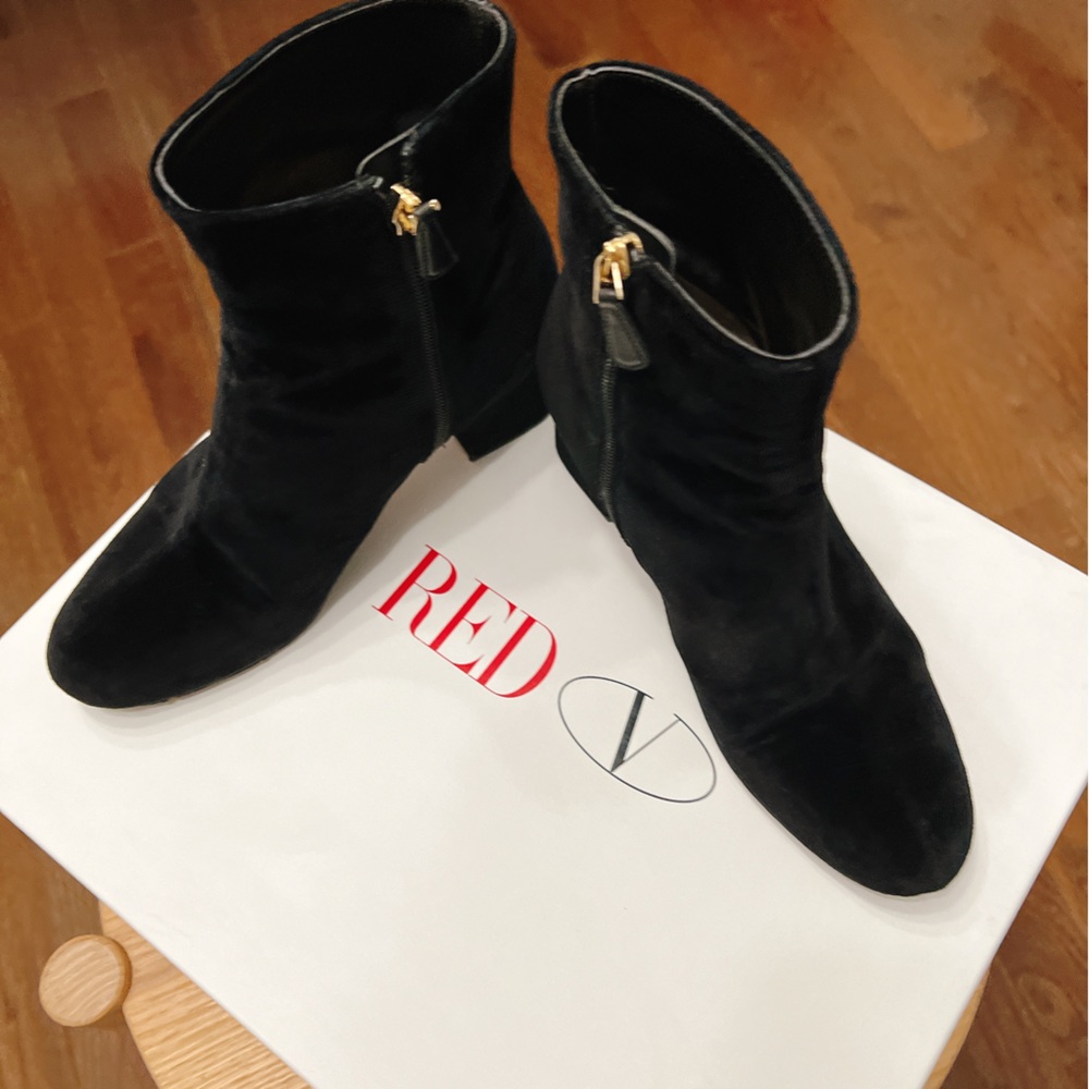 RED (V) block heel ankle boot